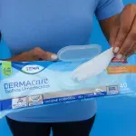 segurando-embalagem-de-lenco-umedecido