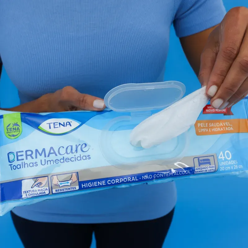 segurando-embalagem-de-lenco-umedecido