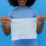 segurando-lenco-umedecido