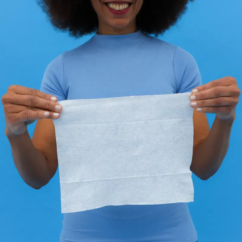 segurando-lenco-umedecido