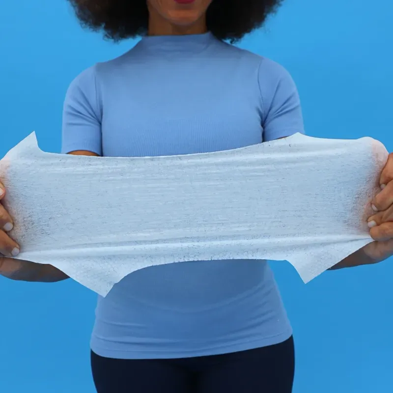 esticando-a-toalha-umidecida