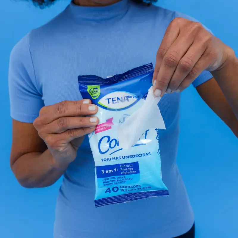segurando-embalagem-de-lenco-umedecido-pequeno