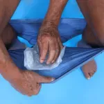 homem-colocando-absorvente-masculino-na-cueca