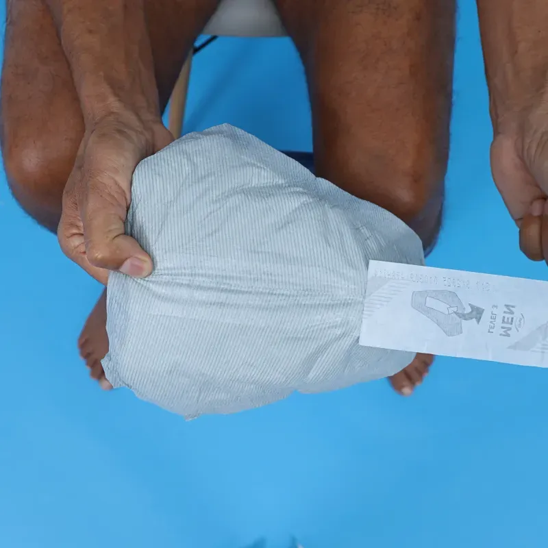 absorvente-men-noturno-retirando-plastico