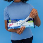 segurando-embalagem-de-lenco-umedecido-grande