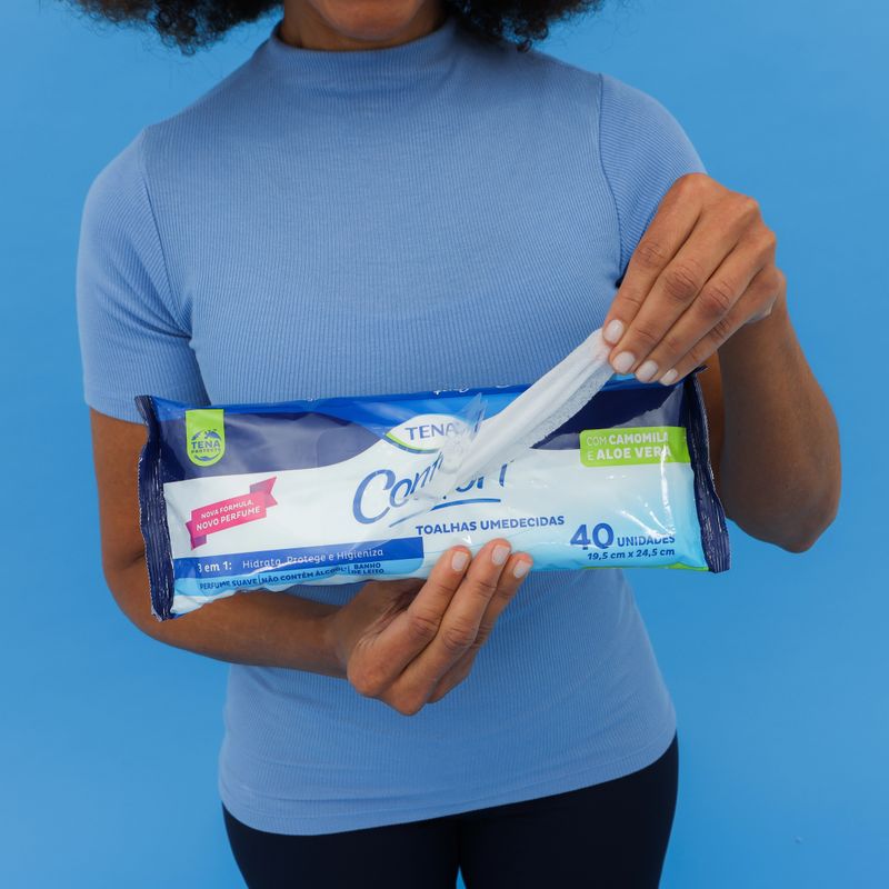 segurando-embalagem-de-lenco-umedecido-grande