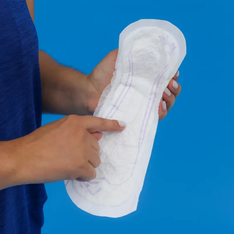 Mao-segurando-absorvente-TENA-Abs-Extra-em-close