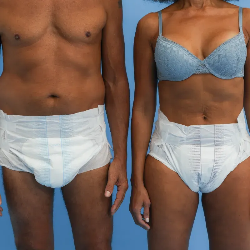 fralda-derma-vestindo-frente-mulher-e-homem