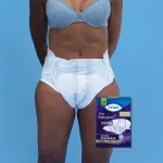 mulher-vestindo-TENA-fralda-slip-noturna