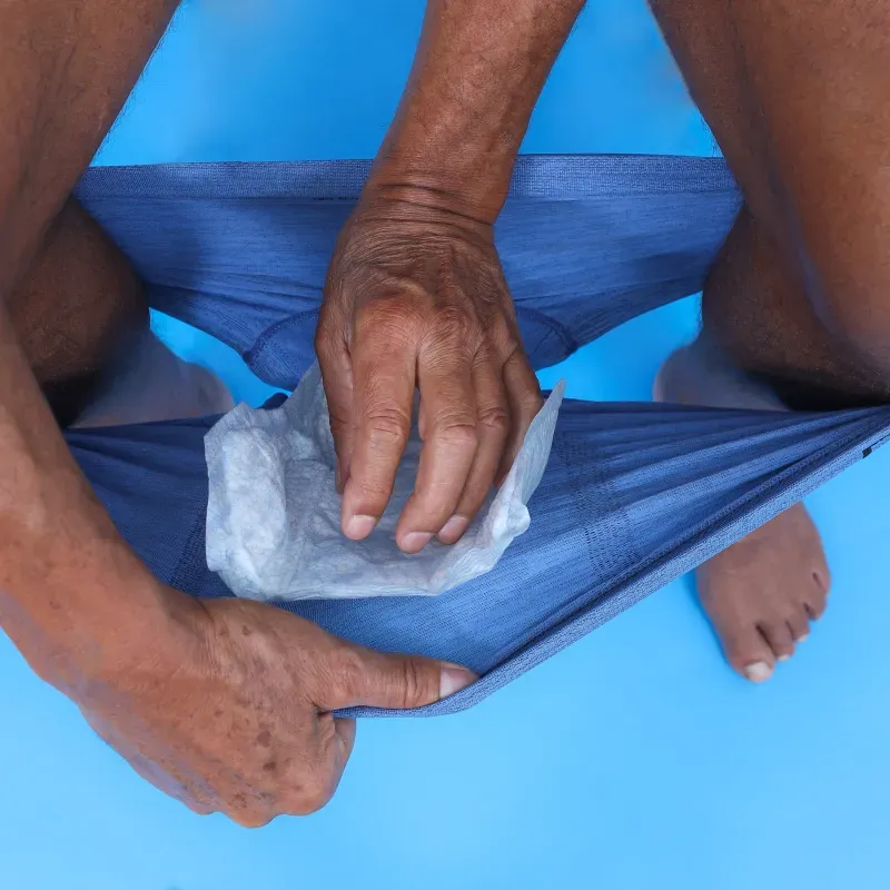 homem-colocando-absorvente-masculino-na-cueca