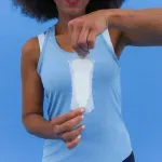 mulher-segurando-absorvente