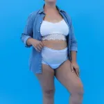 pants-noturna-mulher-meio-virada-jaqueta-azul