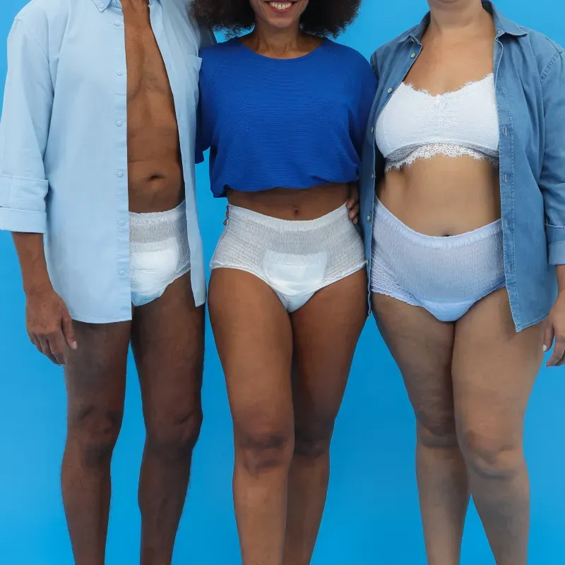 Tres-pessoas-de-frente-vestindo-fraldas-TENA-Pants-Dermacare