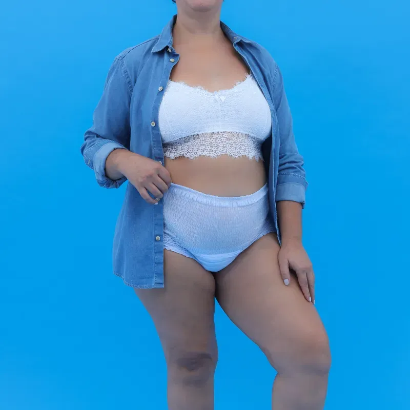 pants-noturna-mulher-meio-virada-jaqueta-azul