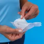 mulher-abrindo-absorvente