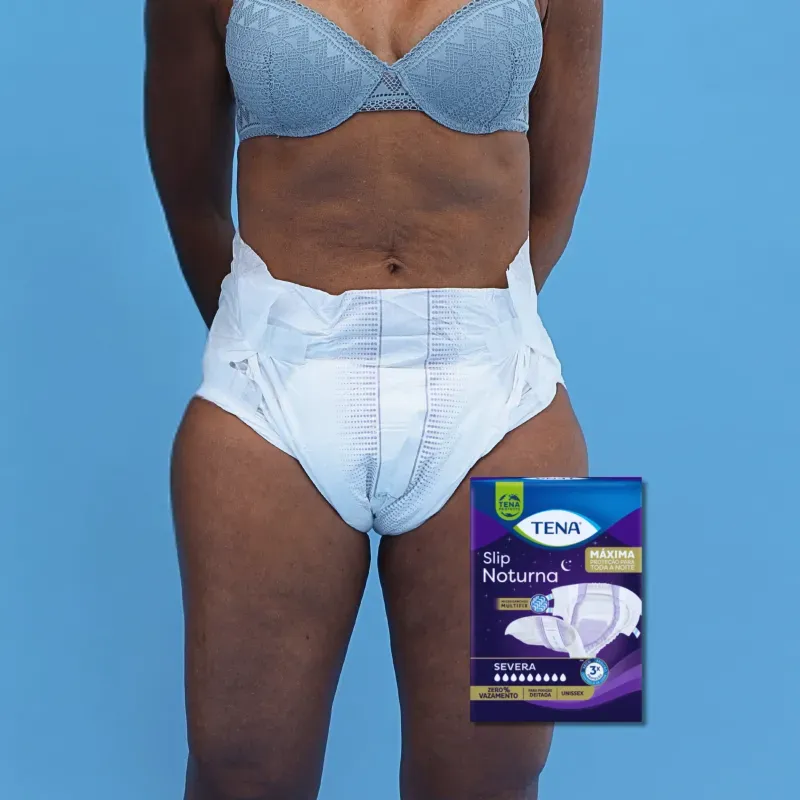 mulher-vestindo-TENA-fralda-slip-noturna
