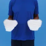 absorvente-masculino-segurando-produto